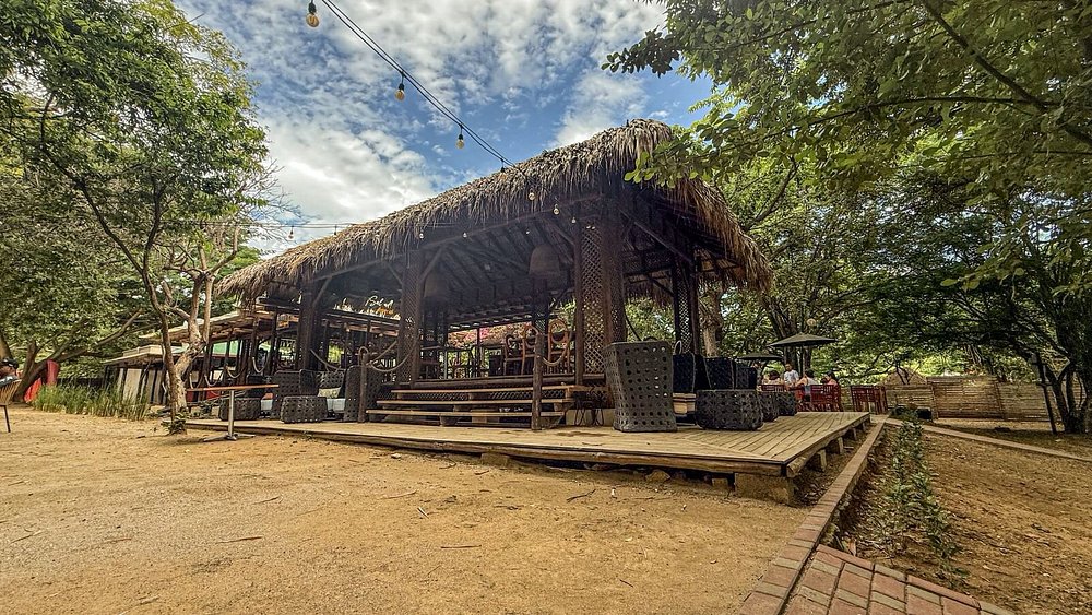 Restaurante Lapa Lapa, techo de palma al aire libre en El Jobo, Guanacaste